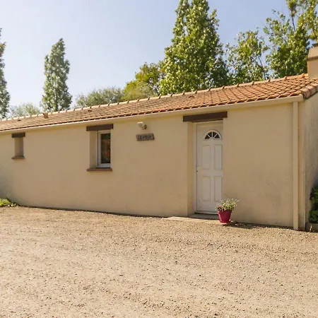 Holiday home De Campagne Avec Jardin Clos, 3 Chambres, Terrasse, Basse-cour, Et Terrain De Petanque - Fr-1-306-918 *