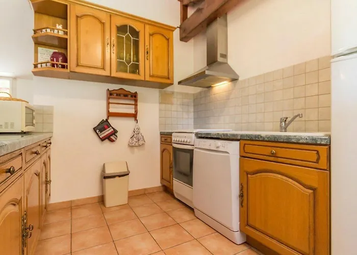 De Campagne Avec Jardin Clos, 3 Chambres, Terrasse, Basse-cour, Et Terrain De Petanque - Fr-1-306-918