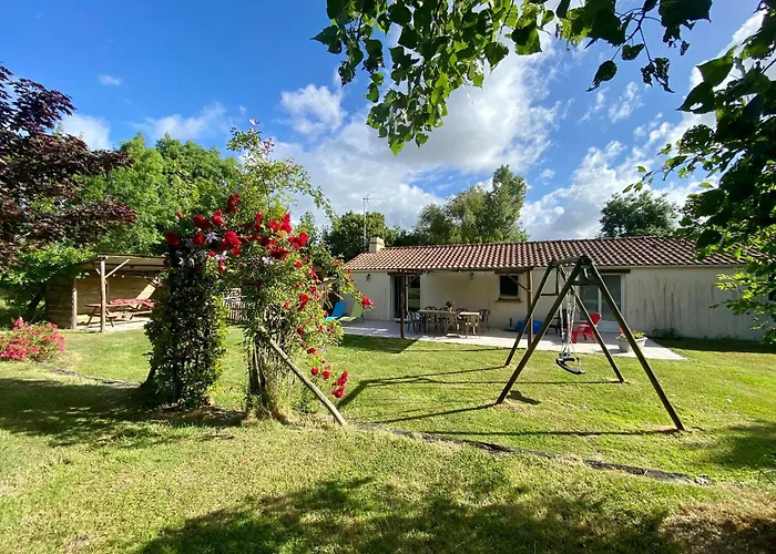 De Campagne Avec Jardin Clos, 3 Chambres, Terrasse, Basse-cour, Et Terrain De Petanque - Fr-1-306-918 *