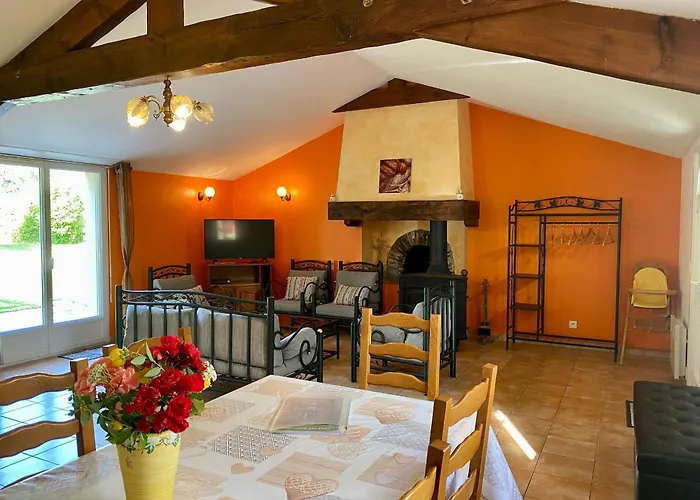 De Campagne Avec Jardin Clos, 3 Chambres, Terrasse, Basse-cour, Et Terrain De Petanque - Fr-1-306-918 بيت للعطل *